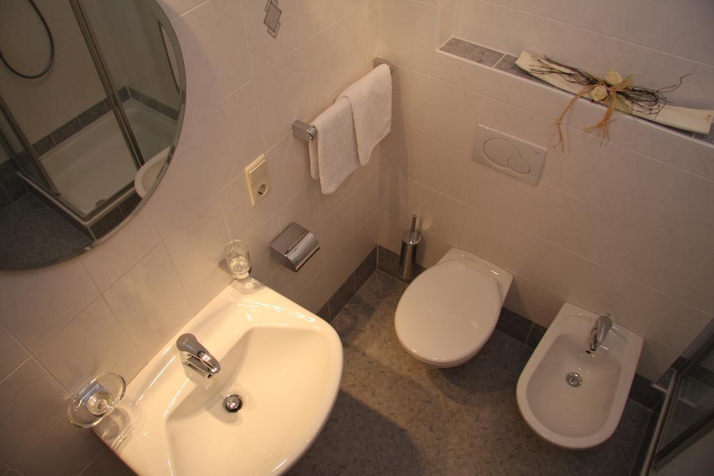 Steinerhof Apartman Dobbiaco Szoba fotó